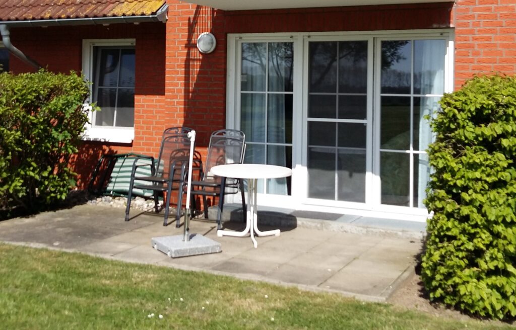 Außenansicht der 56-qm-Ferienwohnung im Sommer